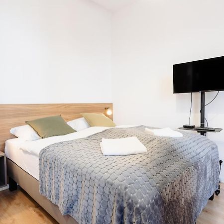 Elegant Very Berry Studios In Poznan Center By Noclegi Renters ภายนอก รูปภาพ