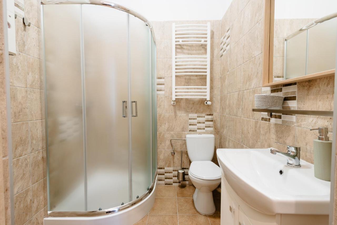Elegant Very Berry Studios In Poznan Center By Noclegi Renters ภายนอก รูปภาพ