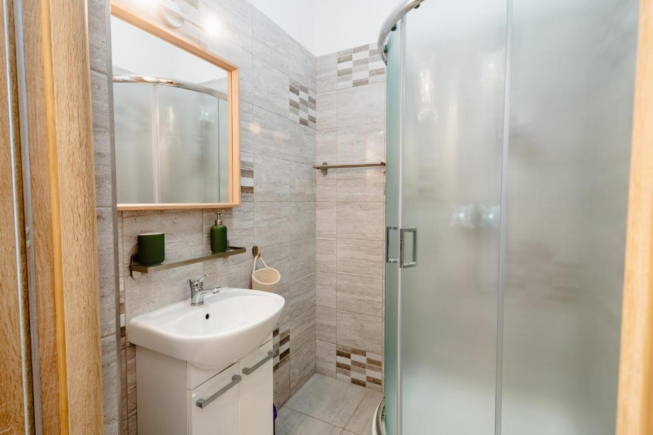 Elegant Very Berry Studios In Poznan Center By Noclegi Renters ภายนอก รูปภาพ